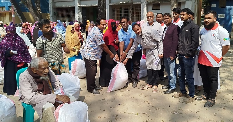 সিরাজগঞ্জে দরিদ্র পরিবারের মাঝে সেহরি ও ইফতারসামগ্রী বিতরণ