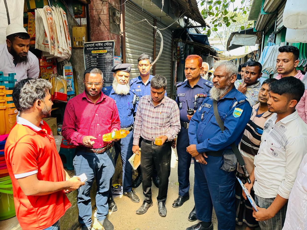 কামারখন্দে তিন দোকানকে জরিমানা করল ভোক্তা অধিকার