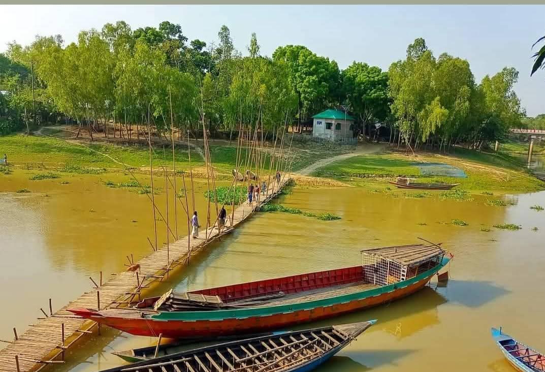 একটি ব্রিজের দাবি  বর্ষায় নৌকা আর শুষ্ক মৌসুমে বাঁশের সাকোই ভরসা এলাকাবাসীর