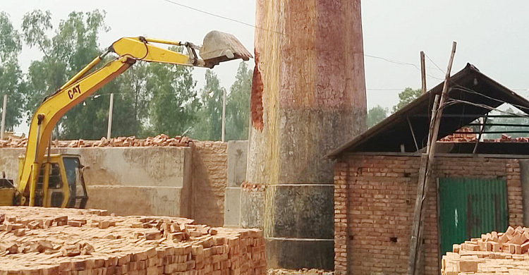 সিরাজগঞ্জে গুঁড়িয়ে দেওয়া হলো অবৈধ ইটভাটা, জরিমানা ৮ লাখ